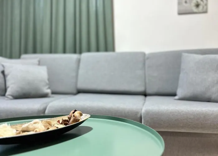 Pazari I Ri: Cozy Tirana